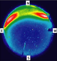 陸別観測所の高感度全天カメラでとらえられた低緯度オーロラ。赤いオーロラ光（酸素原子、波長630 nm）の強さを疑似カラーで表示